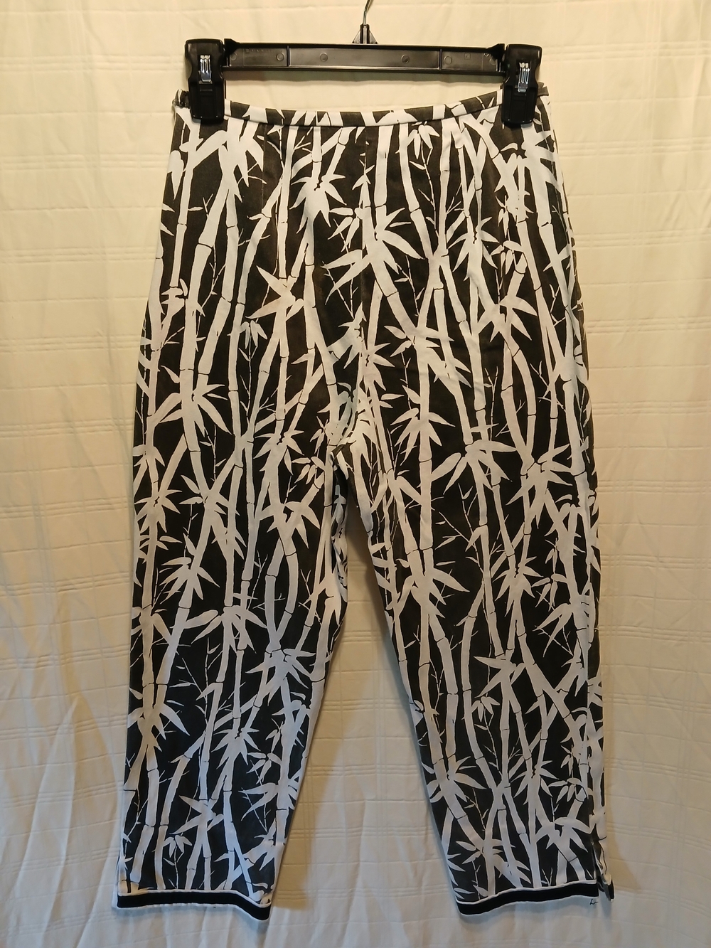Women's Black & White Bamboo-Print Capris